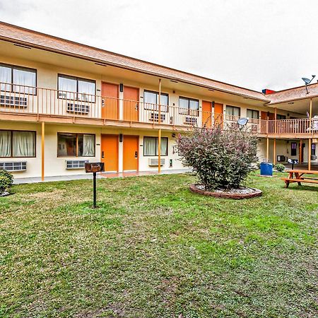 Oyo Hotel Lake Charles Hwy 10 Екстер'єр фото
