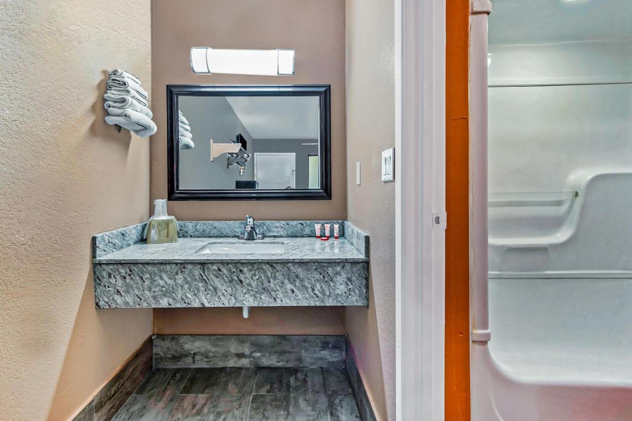 Oyo Hotel Lake Charles Hwy 10 Екстер'єр фото