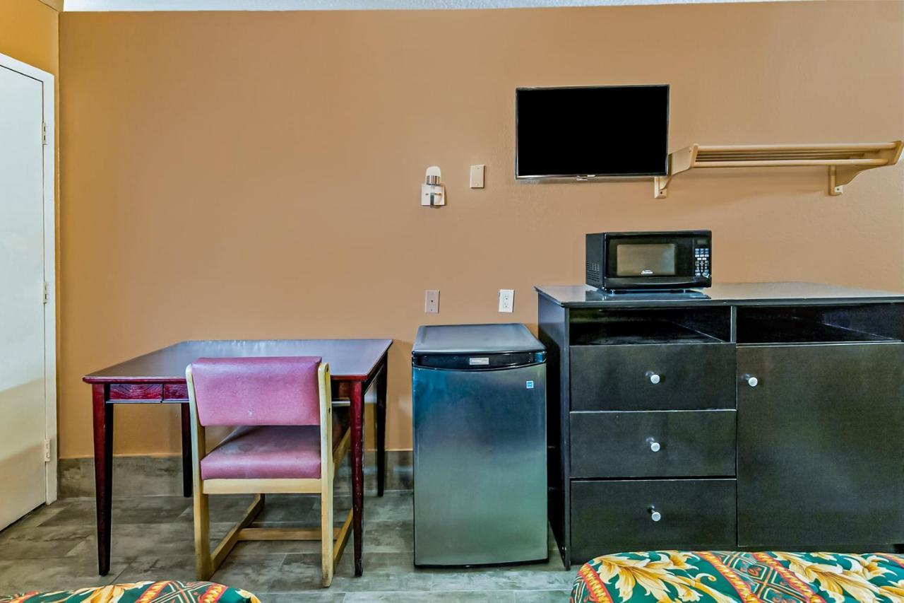 Oyo Hotel Lake Charles Hwy 10 Екстер'єр фото
